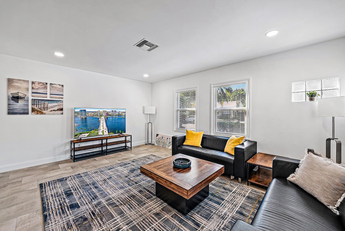Modern Northwood Home living room and den